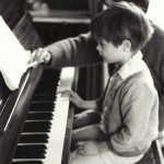 au piano, sous l'égide bienveillante et avisée de sa mère, été 1989